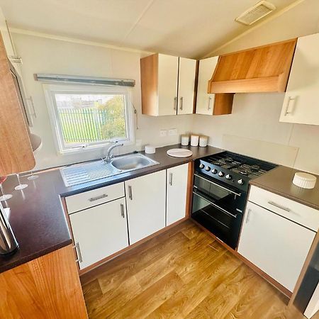 Great 8 Berth Caravan For Hire At Seawick Holiday Park In Essex Ref 27227Sw Clacton-on-Sea Luaran gambar